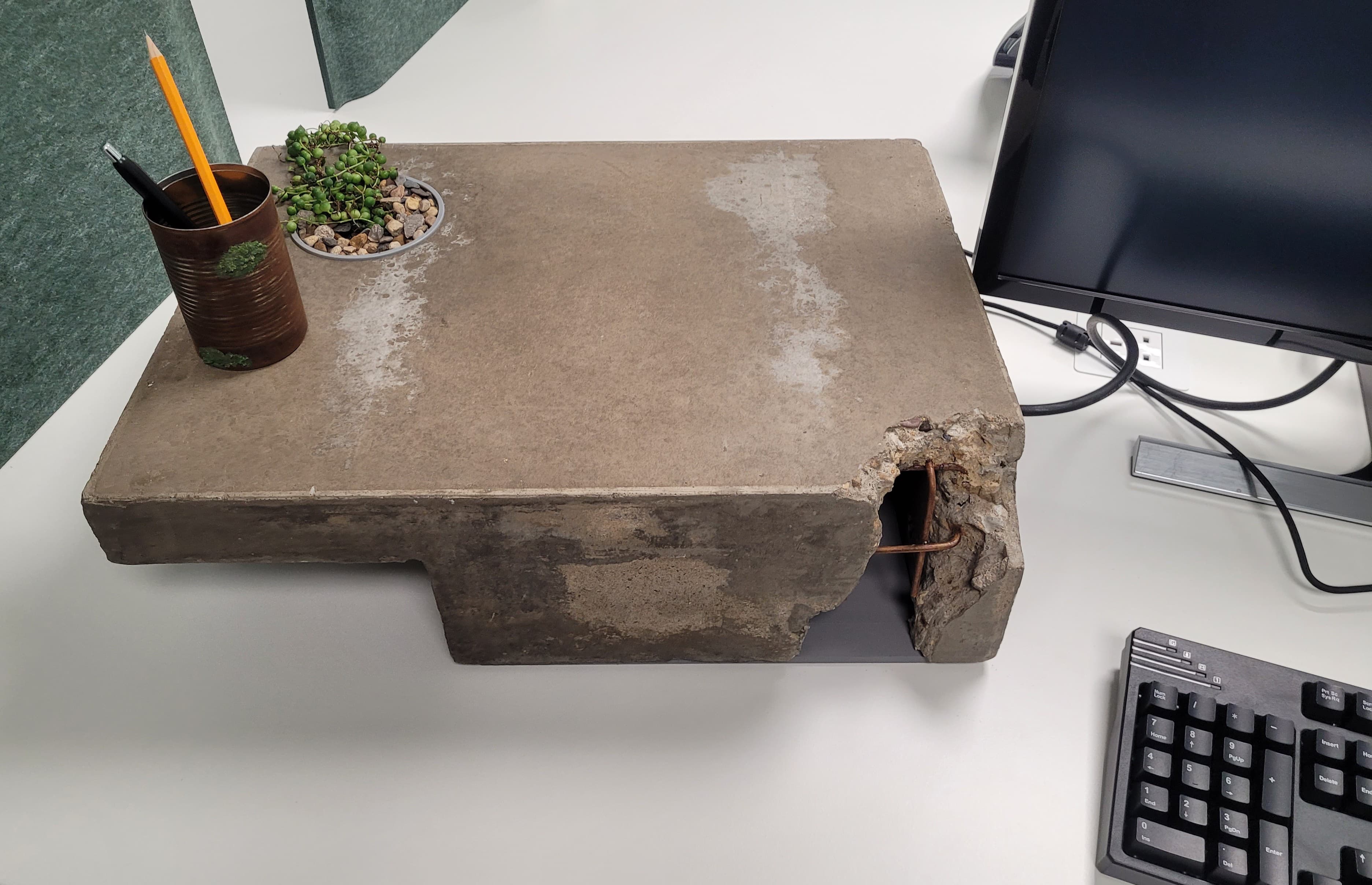 Developer built a concrete laptop stand from scratch